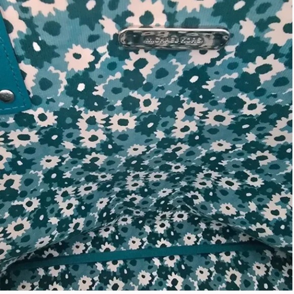 Michael Kors Large "Carter" Vanilla/Teal Market Tote NWOT - Picture 4 of 7